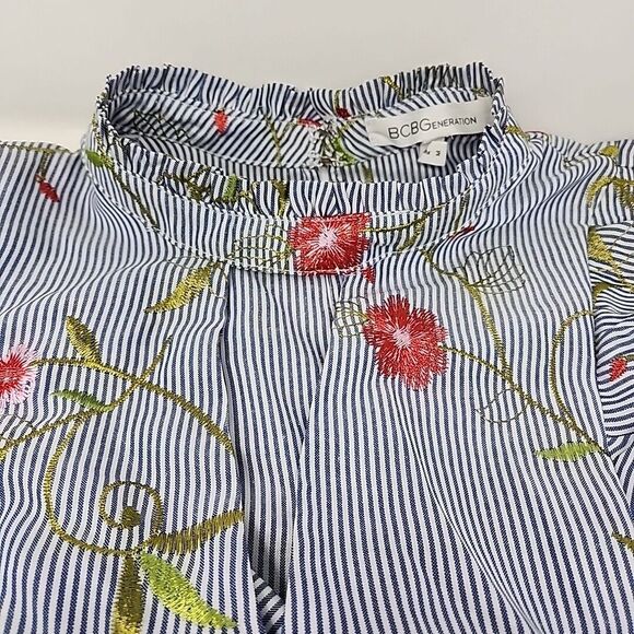 BCBGeneration Sleeveless Top Blouse Ruffle Embroidered Floral Keyhole Sz Medium - Picture 5 of 15